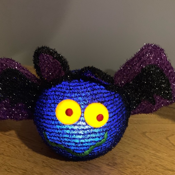Halloween Light Up Bat, Like New, 3 AAA batteries included - Picture 6 of 14